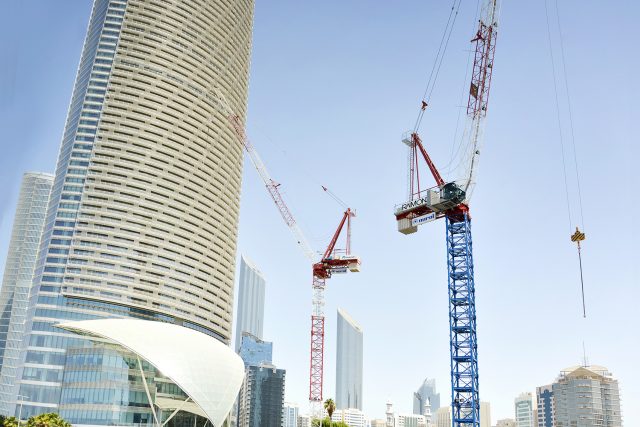 Due gru a brandeggianti Raimondi messe all’opera per Nurol Construction ad Abu Dhabi Corniche