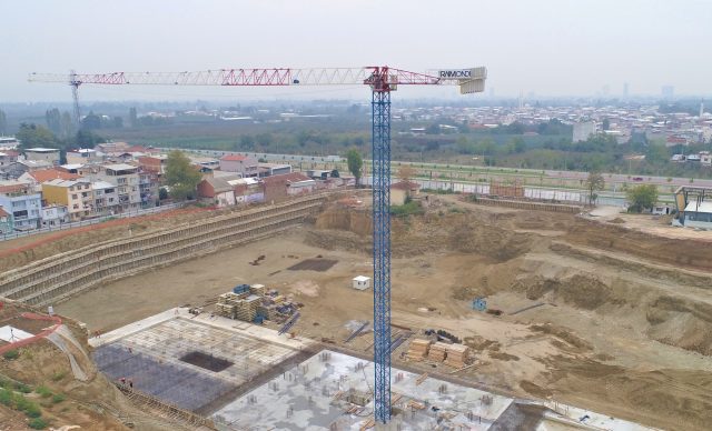 AKEM Group installa la prima delle sei gru a torre topless Raimondi in Bursa, Turchia